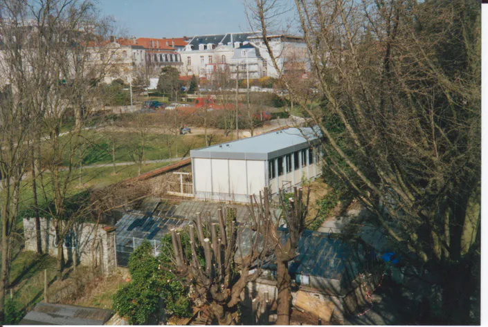   La grande serre, la petite serre et la cafétaria en 2002